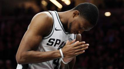 Actualización sobre la lesión de De'Aaron Fox: El entrenador de los Spurs, Mitch Johnson, aclara la situación antes del segundo partido.