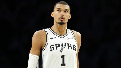 Victor Wembanyama, de los Spurs, recibe un duro mensaje tras su expulsión en el cuarto partido.