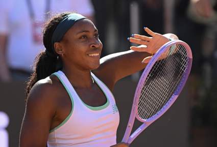 Coco Gauff avanza a la tercera ronda de Roland Garros en medio de la polémica por romper su raqueta.