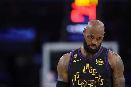 La salida de LeBron James de los Lakers en los playoffs genera importantes interrogantes sobre su carrera.