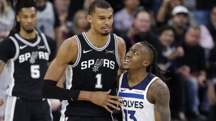 La estatura y el número de calzado de Victor Wembanyama llaman la atención en medio de la racha de playoffs de los Spurs.