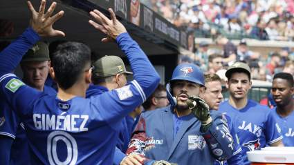Yohendrick Pinango conecta su primer jonrón de su carrera con los Blue Jays.