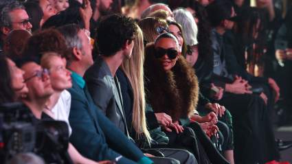 El desfile Gucci Cruise 2027 en Times Square contó con una lista de invitados repleta de estrellas.