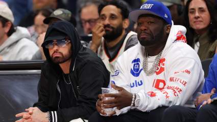 FOTO: Eminem y 50 Cent se reencuentran en la cancha durante la derrota de los Pistons en los playoffs.