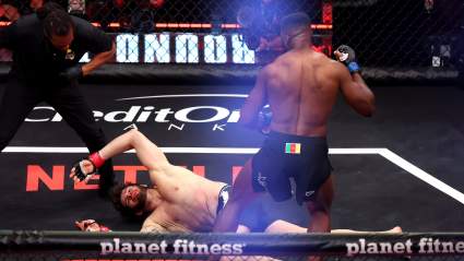 Francis Ngannou le da un bono de 100.000 a Philipe Lins después del MVP de MMA