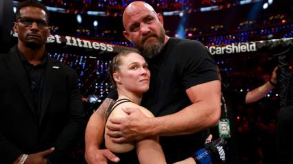 Travis Browne reacciona a la victoria de Ronda Rousey en su pelea de regreso.