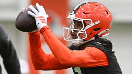 El evidente defecto del novato de los Browns sigue siendo motivo de preocupación en los entrenamientos voluntarios.