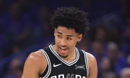 Una estrella de los Spurs revela buenas noticias sobre lesiones clave antes del tercer partido.