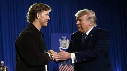 La aparición de Jaxson Dart en el mitin de Trump provoca reacciones en las redes sociales.