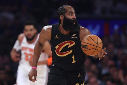 James Harden, de los Cavaliers, recibe duras críticas tras la derrota en el primer partido contra los Knicks.
