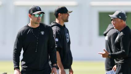 Klint Kubiak envía un mensaje severo a los jugadores de los Raiders tras un entrenamiento decepcionante.