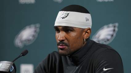 Jalen Hurts transmite un mensaje claro sobre cómo trabajar en la ofensiva de Sean Mannion.