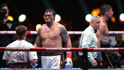 Francis Ngannou reacciona a la terrible interrupción del partido entre Usyk y Verhoeven.