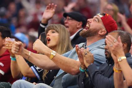 Taylor Swift y Travis Kelce animan a los equipos rivales en el partido de playoffs entre los Knicks y los Cavaliers.