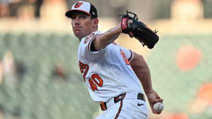 Chris Bassitt reacciona al jugar contra los Blue Jays por primera vez desde su salida.