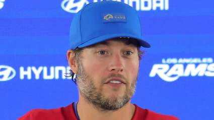 Matthew Stafford, de los Rams, recibe duras críticas ante la inminente crisis.