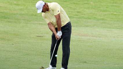 Golfista con un premio de 45 millones de dólares se retira abruptamente del Charles Schwab Challenge.