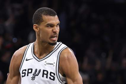 Wemby hace historia en la NBA con un contrato de 5,11 millones de dólares en medio de la racha de playoffs de los Spurs.