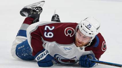 La estrella de los Avalanche, Nathan MacKinnon, sufre un duro golpe en los playoffs.