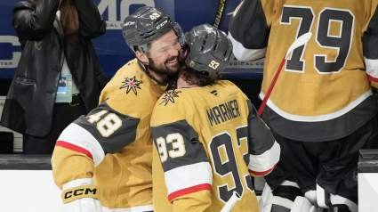 Los aficionados reaccionan ante la llegada del exjugador de los Maple Leafs, Mitch Marner, a la final de la Copa Stanley.