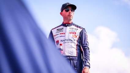 Denny Hamlin consigue la pole position tras la cancelación de la sesión de clasificación de Nashville por parte de NASCAR.