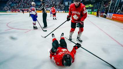 El defensa estrella de los Oilers sufre una aparatosa lesión sobre el hielo.