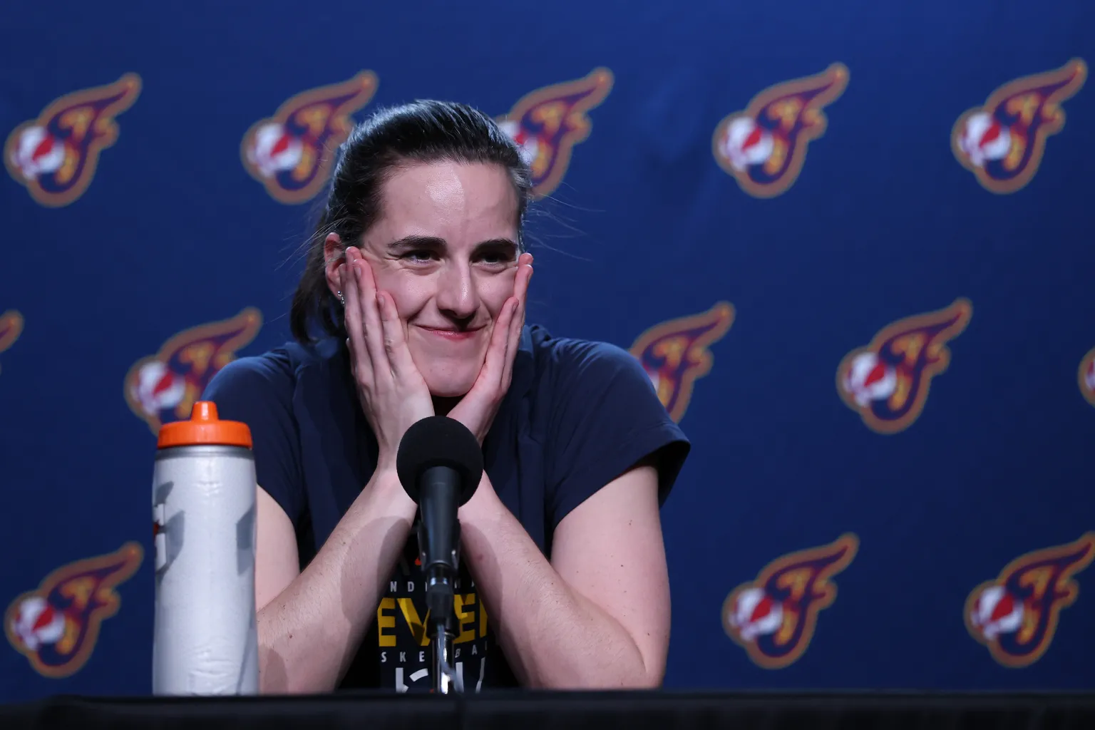 La WNBA anuncia el historial de Caitlin Clark tras el partido Fever-Valkyries.