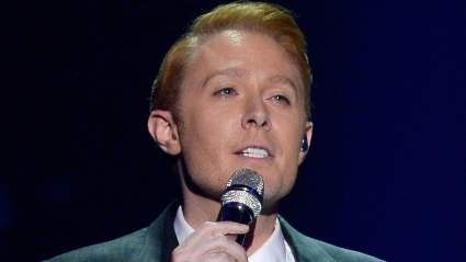 Clay Aiken estrena nueva canción en la final de la temporada 24 de 'American Idol' y los fans están fascinados.