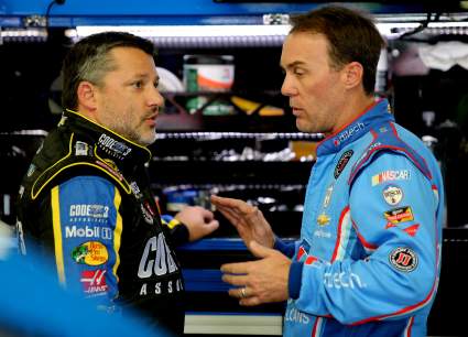 Kevin Harvick y Tony Stewart insinúan el regreso de NASCAR juntos mientras crece la incertidumbre.