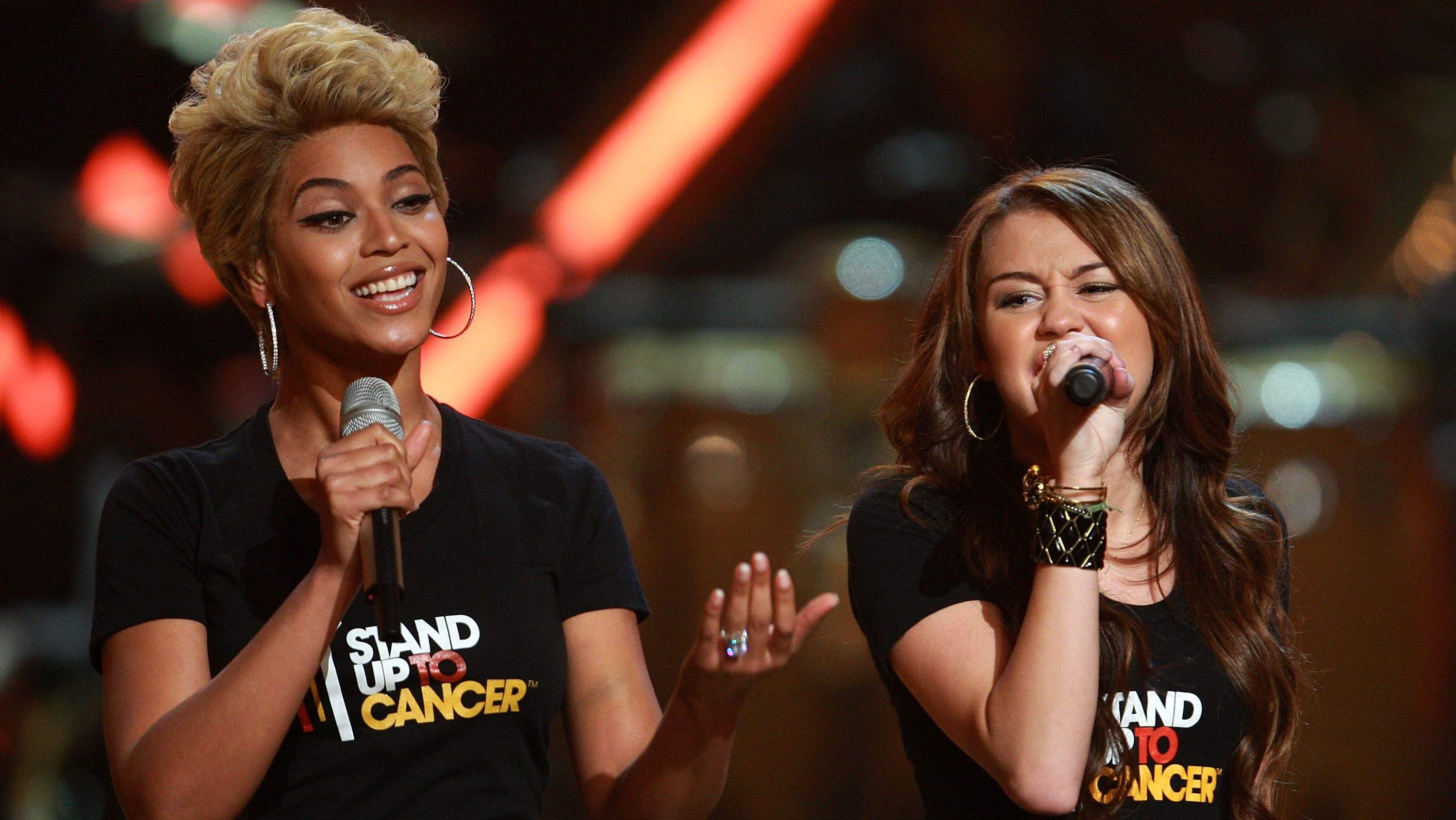 Beyoncé celebra el reconocimiento de Miley Cyrus en el Paseo de la Fama.