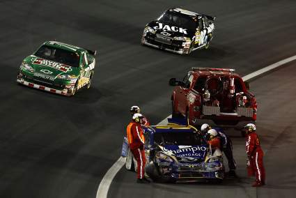 Un accidente de NASCAR en Dover se torna aterrador después de que un reportero de Fox Sports casi fuera atropellado por un carrito fuera de control.