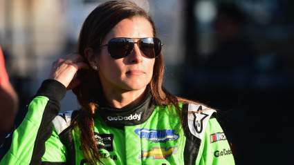 Danica Patrick recibe una etiqueta brutal en una encuesta viral sobre carreras de caballos.