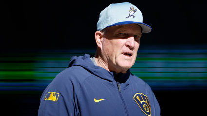 El mánager de los Milwaukee Brewers, Pat Murphy, envía un mensaje a un lanzador con problemas.