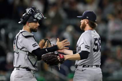 El comentarista de los Yankees dice que este receptor de los Yankees está tratando de aprender a batear con la mano derecha.