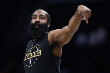 James Harden, de los Cavaliers, se enfrenta a fuertes críticas tras la derrota en el segundo partido.