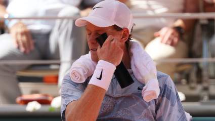 Sorpresa en Roland Garros: El número 1, Jannik Sinner, queda eliminado y los aficionados reaccionan.
