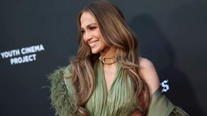 Jennifer Lopez, de 56 años, deslumbra con un atrevido vestido con aberturas en el Festival Internacional de Cine Latino de Los Ángeles.