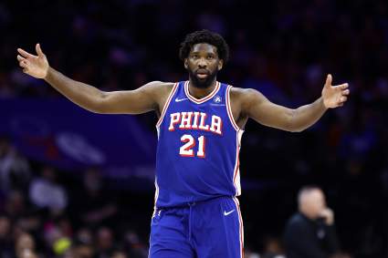 Un informante de la NBA sugiere que los 76ers podrían traspasar a Joel Embiid a la Conferencia Oeste.