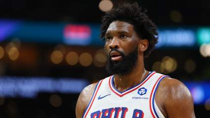 Joel Embiid, de los 76ers, recibe duras críticas justo antes del tercer partido contra los Knicks.
