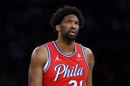 Joel Embiid recibe el respeto tras la aplastante derrota de los 76ers ante los Knicks en el cuarto partido.
