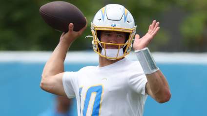 Una leyenda de la NFL explica en qué se diferencia la ausencia de Justin Herbert en los entrenamientos de pretemporada de la de Travis Kelce.