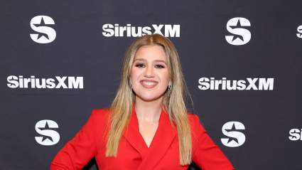 Kelly Clarkson lucha por contener las lágrimas al hablar del final de su programa de entrevistas diurno.