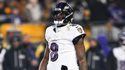 El mariscal de campo de los Ravens, Lamar Jackson, celebra un momento importante antes de su novena temporada en la NFL.