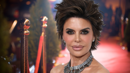 Lisa Rinna sorprende a sus fans con una transformación radical de cabello durante el estreno de una película.