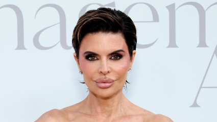 Lisa Rinna causa sensación con un peinado abultado rubio platino que recuerda a la modelo más veterana del sector.