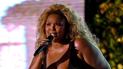 Lizzo desfila con un espectacular traje de baño azul en el desfile de Sports Illustrated. Además, te contamos cuándo y dónde puedes ver el evento completo.
