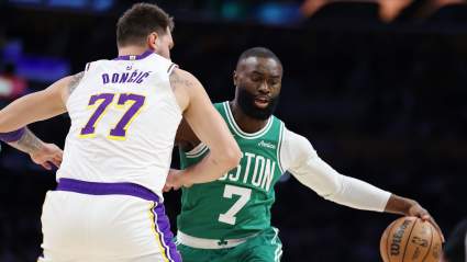 Una leyenda de los Celtics critica a la NBA por la decisión sobre Jaylen Brown y Luka Doncic.
