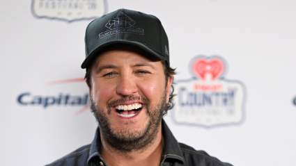 Luke Bryan revela las increíbles peticiones de autógrafos de sus fans antes del lanzamiento de su nuevo álbum y sus masivas giras de 2026.