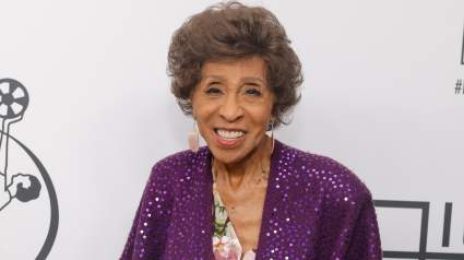 La estrella de las comedias de situación, Marla Gibbs, de 94 años, va al gimnasio y demuestra que nunca es demasiado tarde.