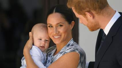 Meghan Markle comparte una foto inédita del príncipe Archie de bebé en un tierno homenaje.